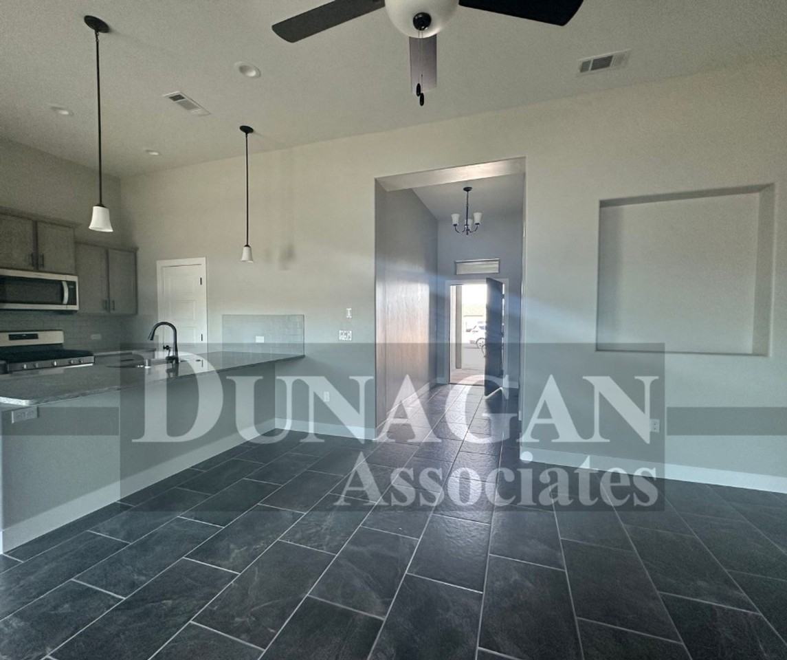 3723 Sapphire Dr - Photo 3 of 12