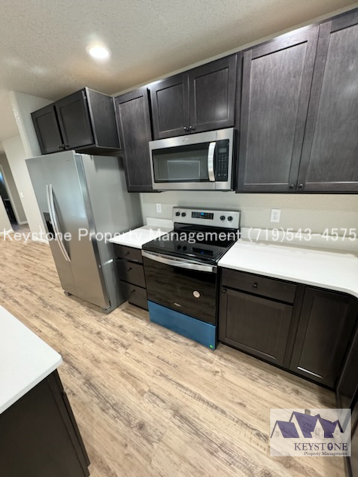 857 S Palomar Dr - Photo 6 of 22