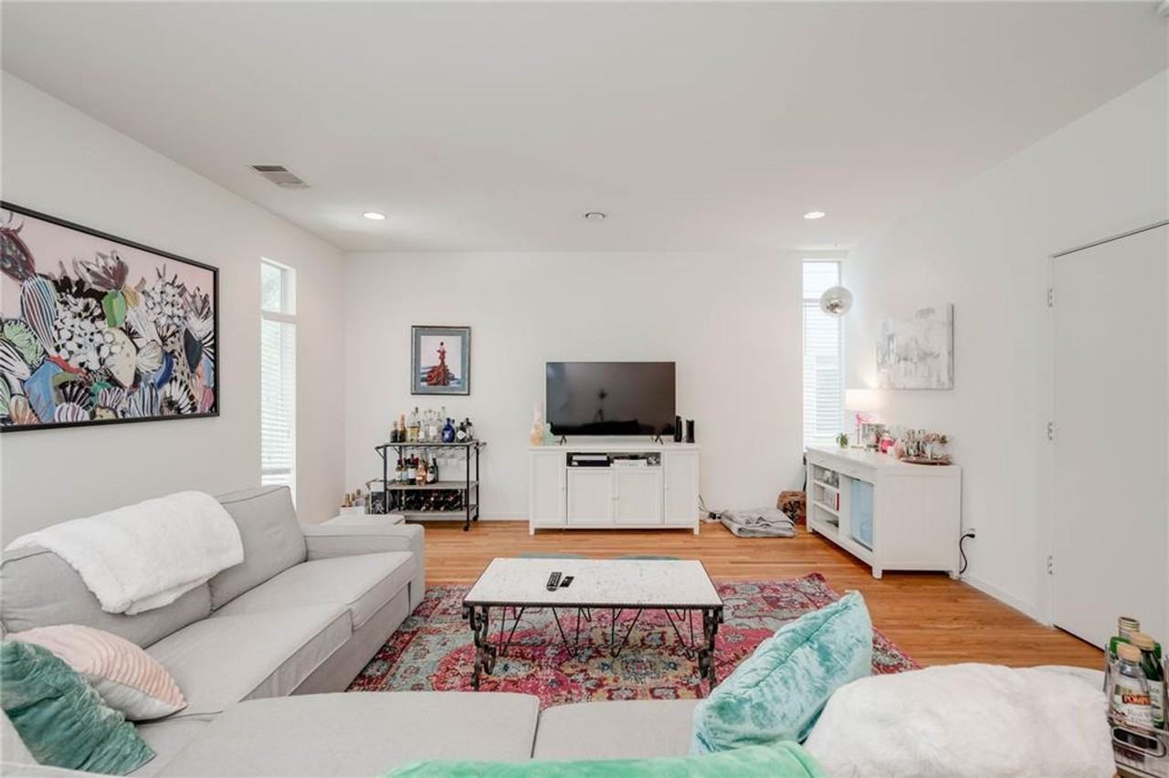 712 E 45th St - Photo 3 of 41