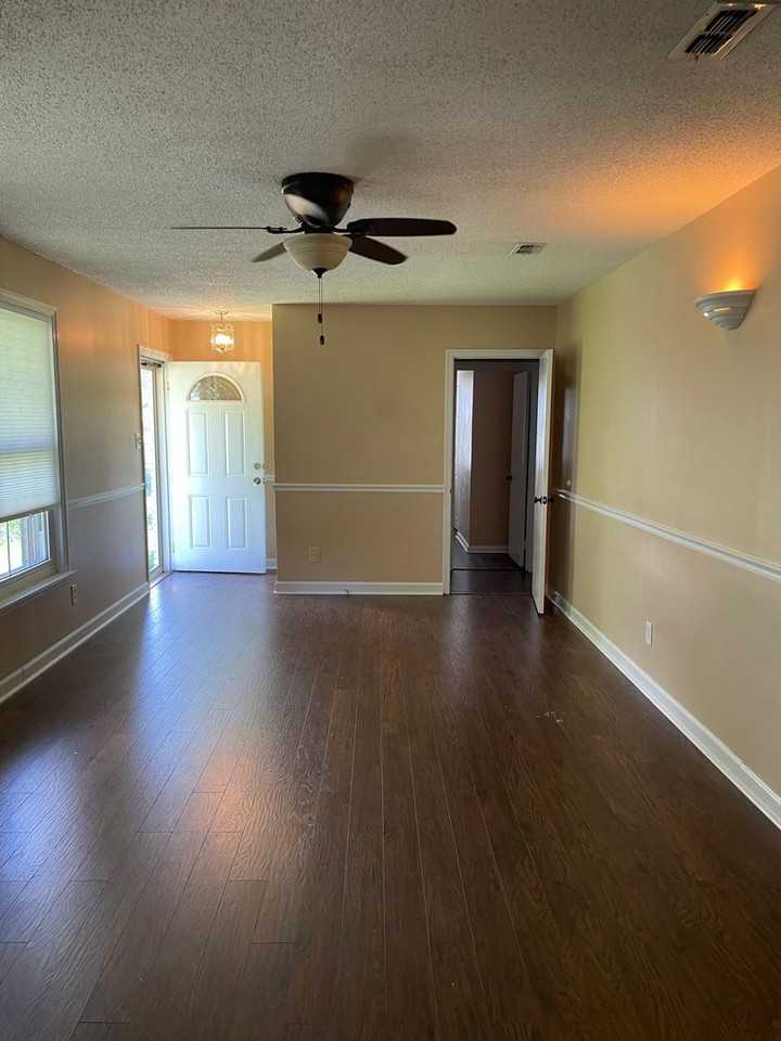 836 Lake Terrace Dr - Photo 3 of 8