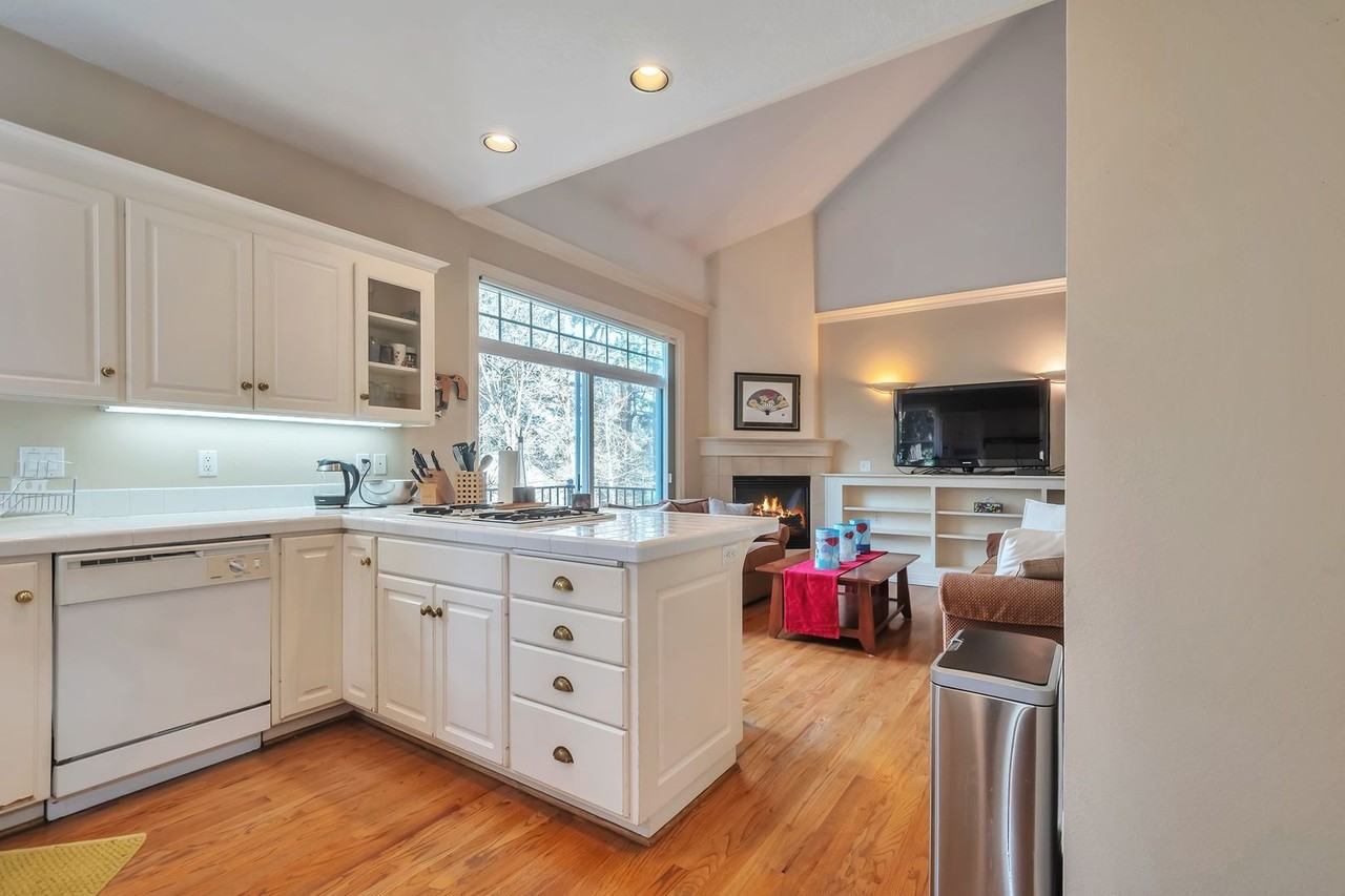 1499 Ash St - Photo 3 of 25