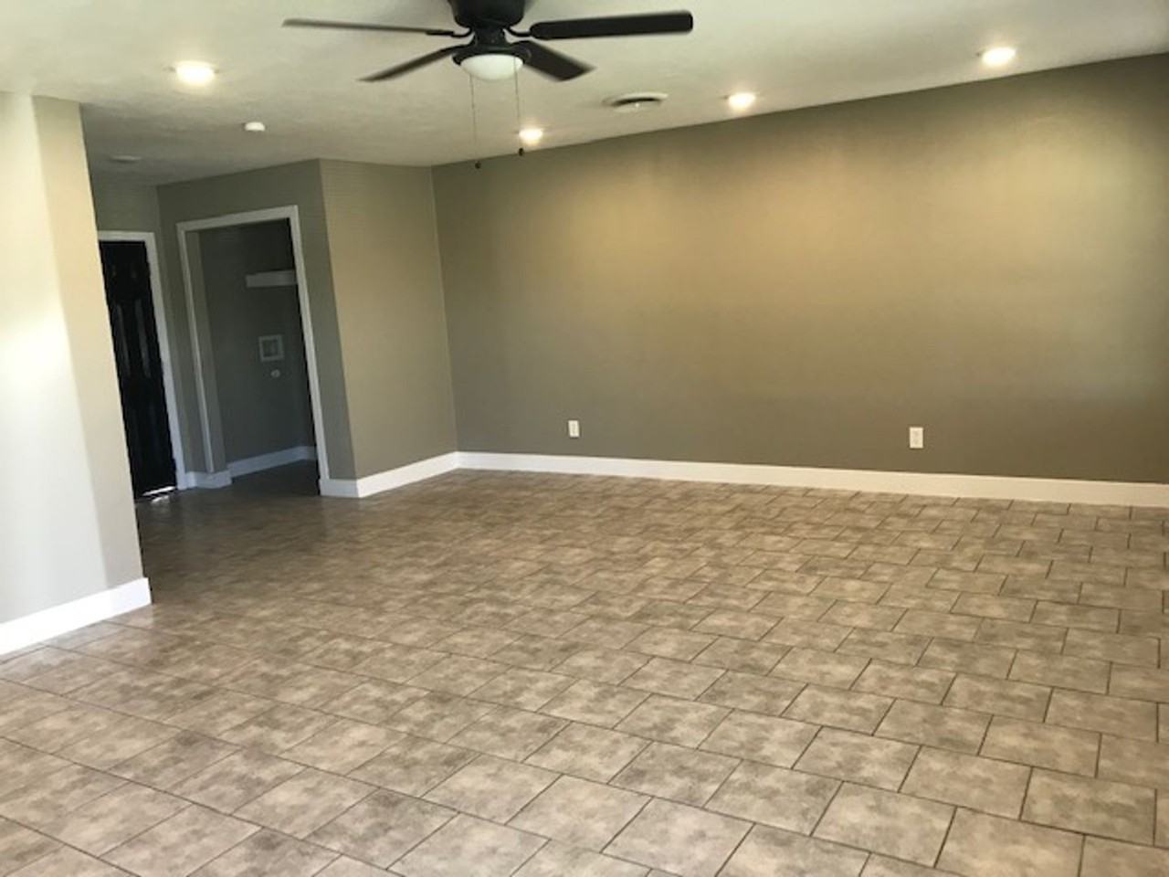 2810 Post Oak Rd - Photo 2 of 13