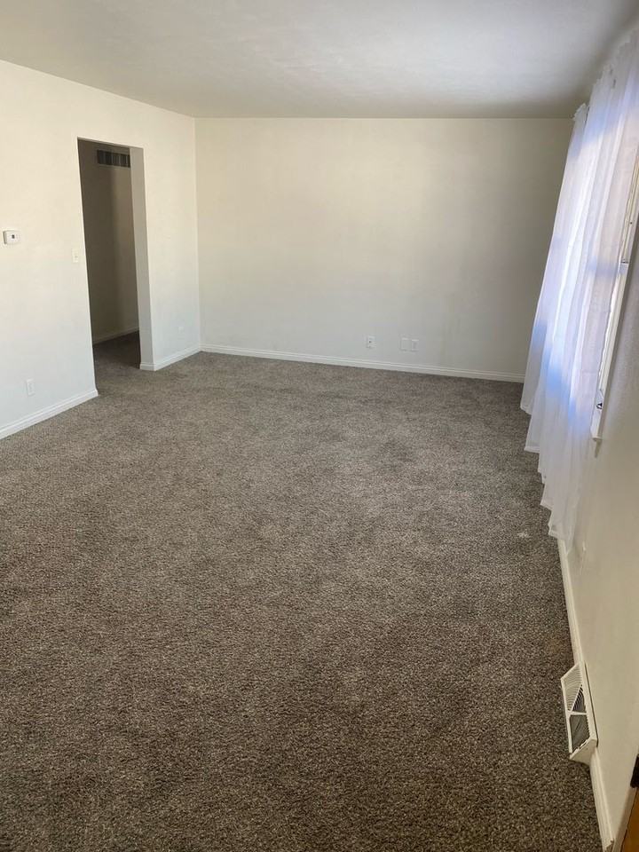 800 Koch St - Photo 3 of 10