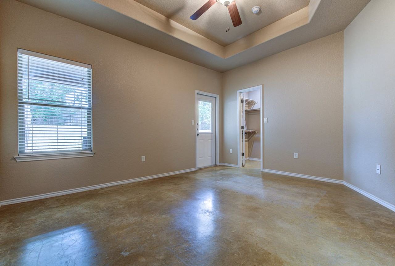 1042 Carolyn Cv - Photo 2 of 21