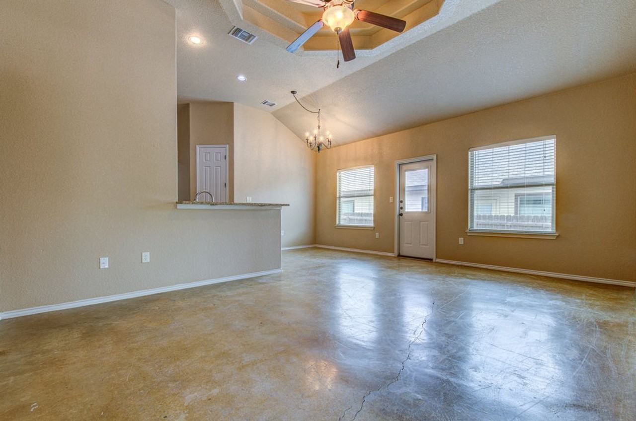1042 Carolyn Cv - Photo 3 of 21