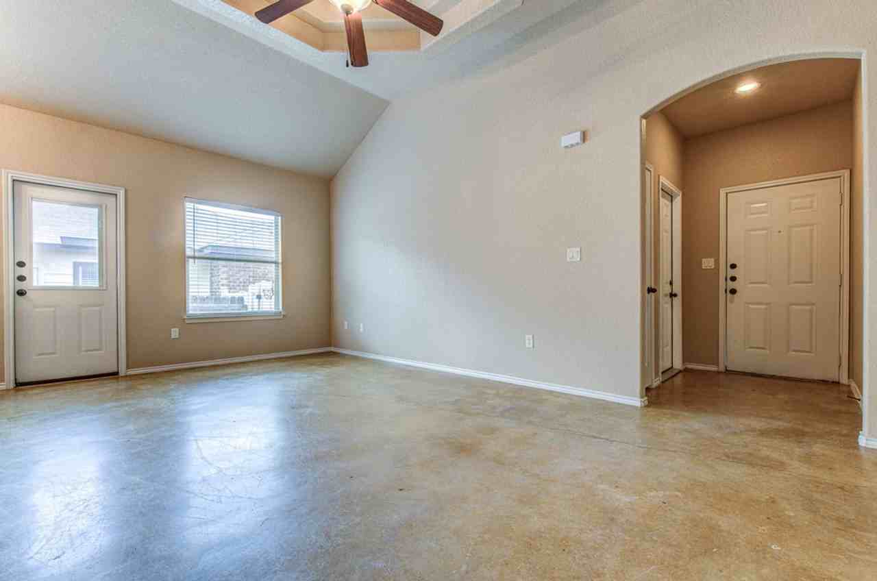 1042 Carolyn Cv - Photo 4 of 21
