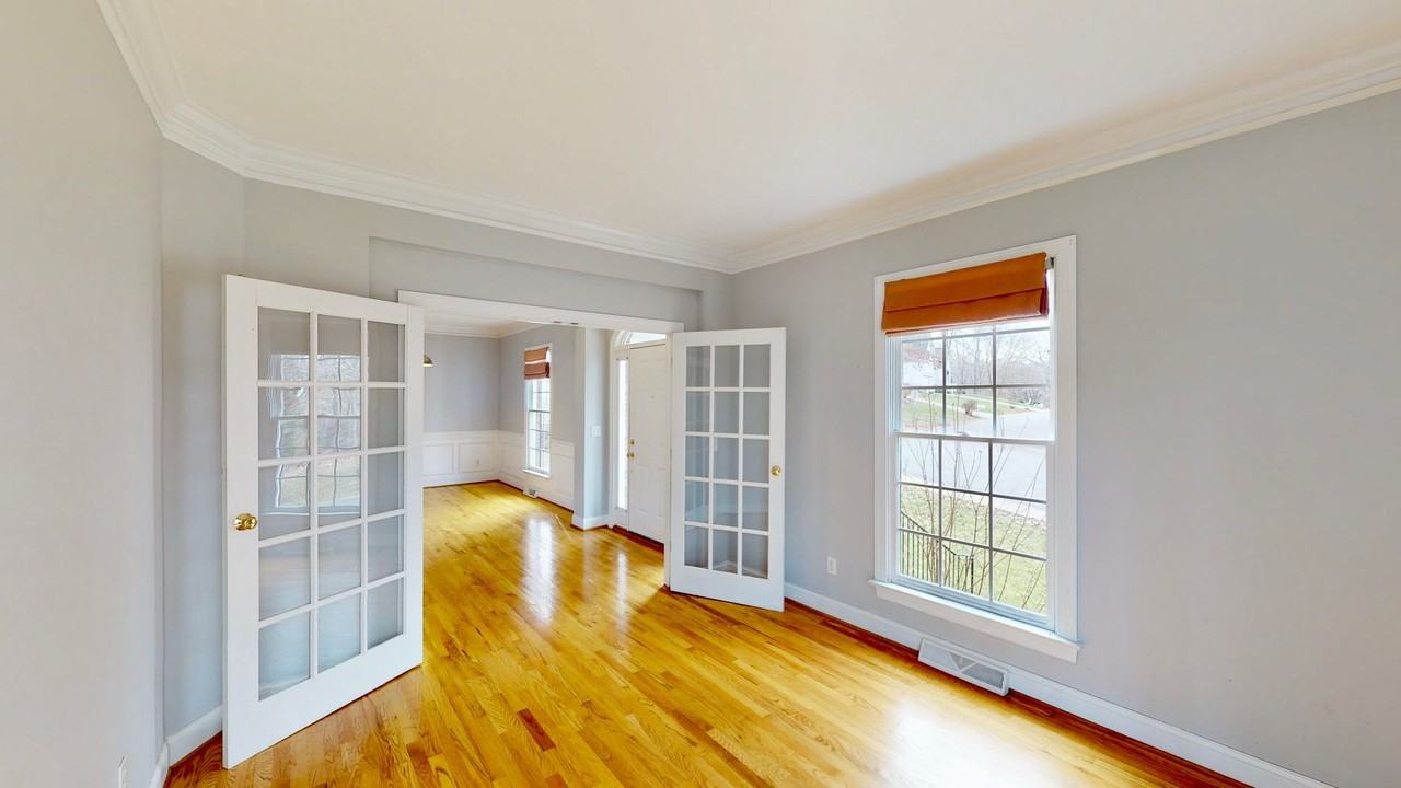 7819 Red Oaks Trl - Photo 3 of 40