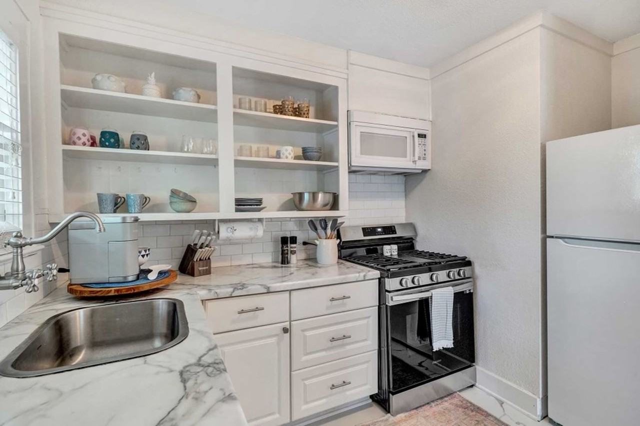 606 1/2 W Dobbs St - Photo 5 of 10