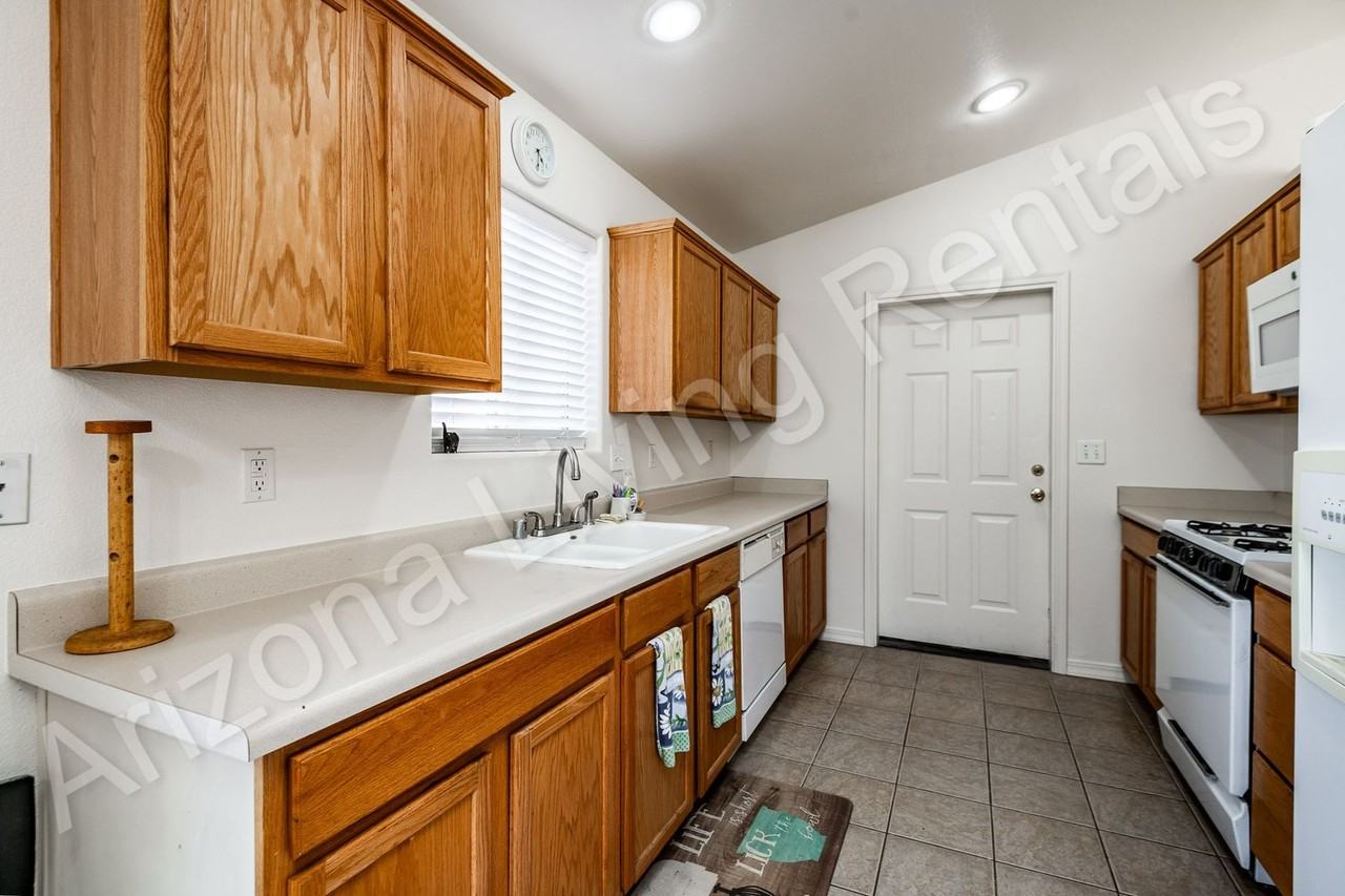 2439 Harrod Ave - Photo 6 of 18