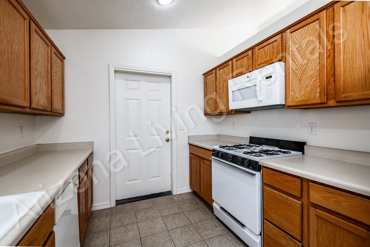 2439 Harrod Ave - Photo 7 of 18