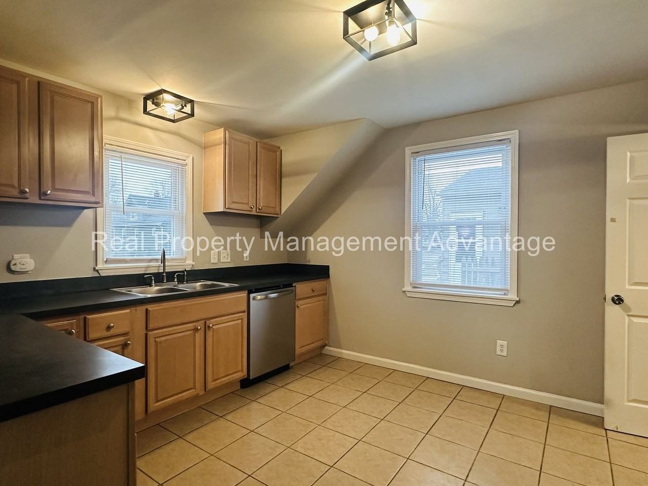 333 Spencer St - Photo 5 of 20