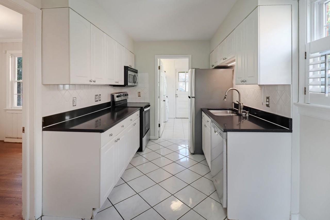 1506 Antrim Ave - Photo 7 of 28