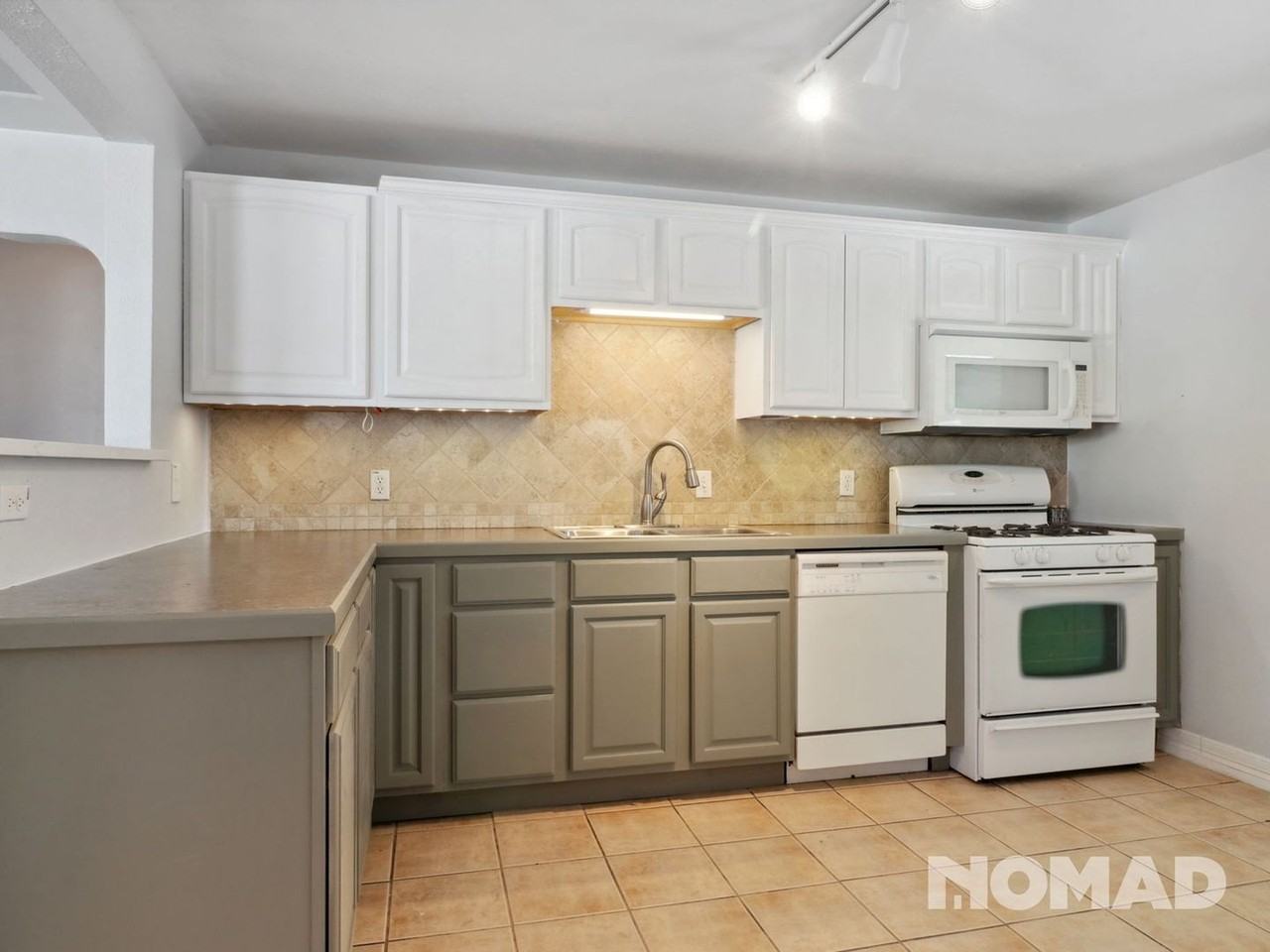 2712 S Hazel Ct - Photo 3 of 26