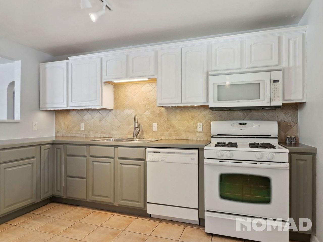 2712 S Hazel Ct - Photo 4 of 26