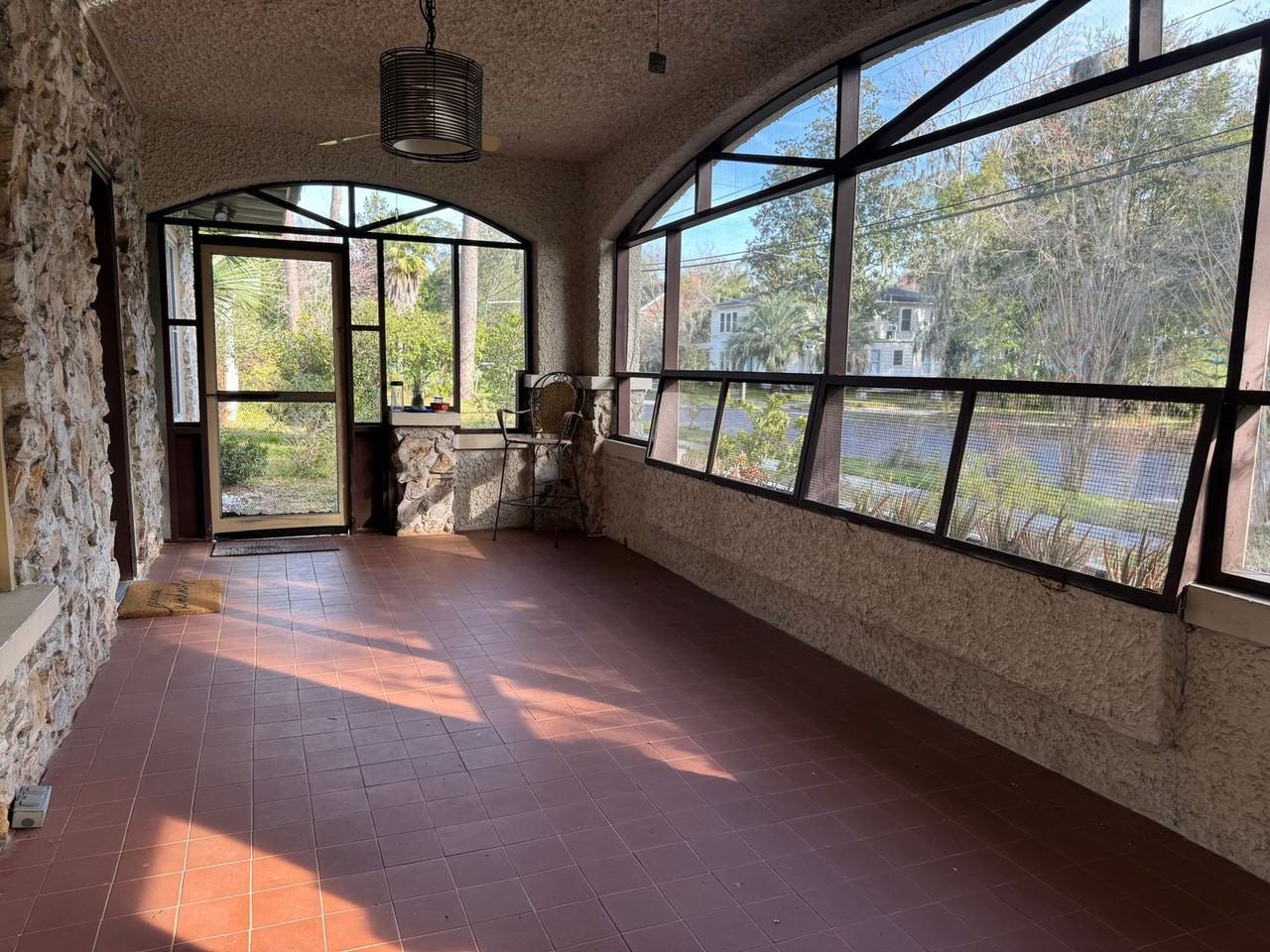 438 Ne 9th Ave - Photo 2 of 34