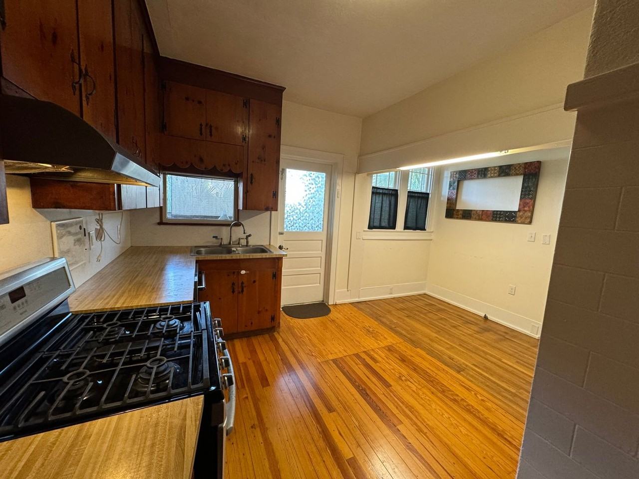 438 Ne 9th Ave - Photo 3 of 34