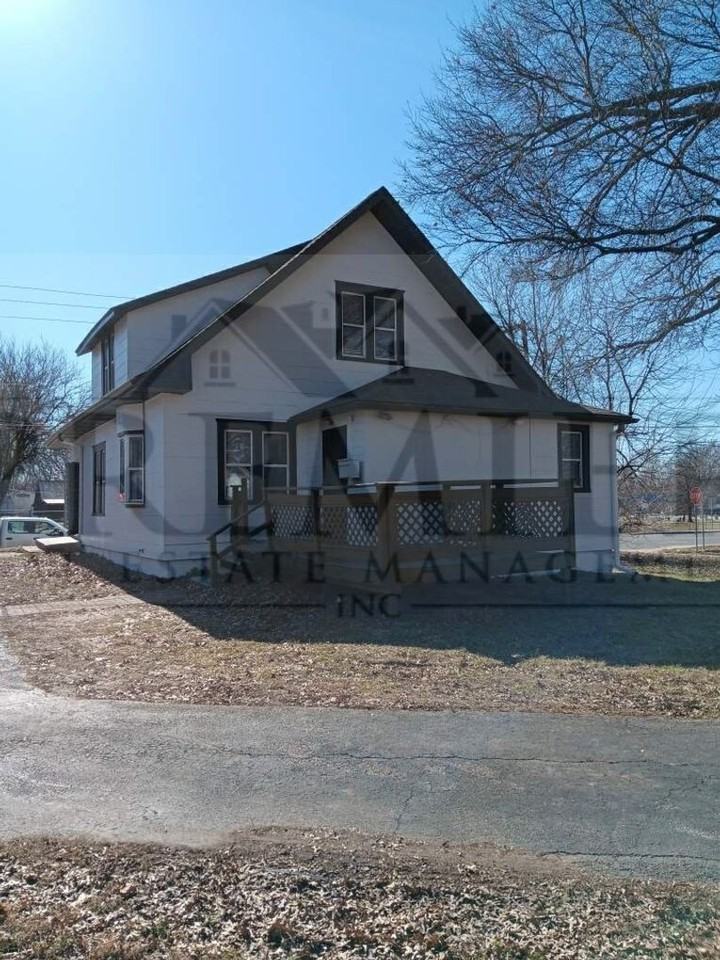 304 E Monroe St - Photo 2 of 38