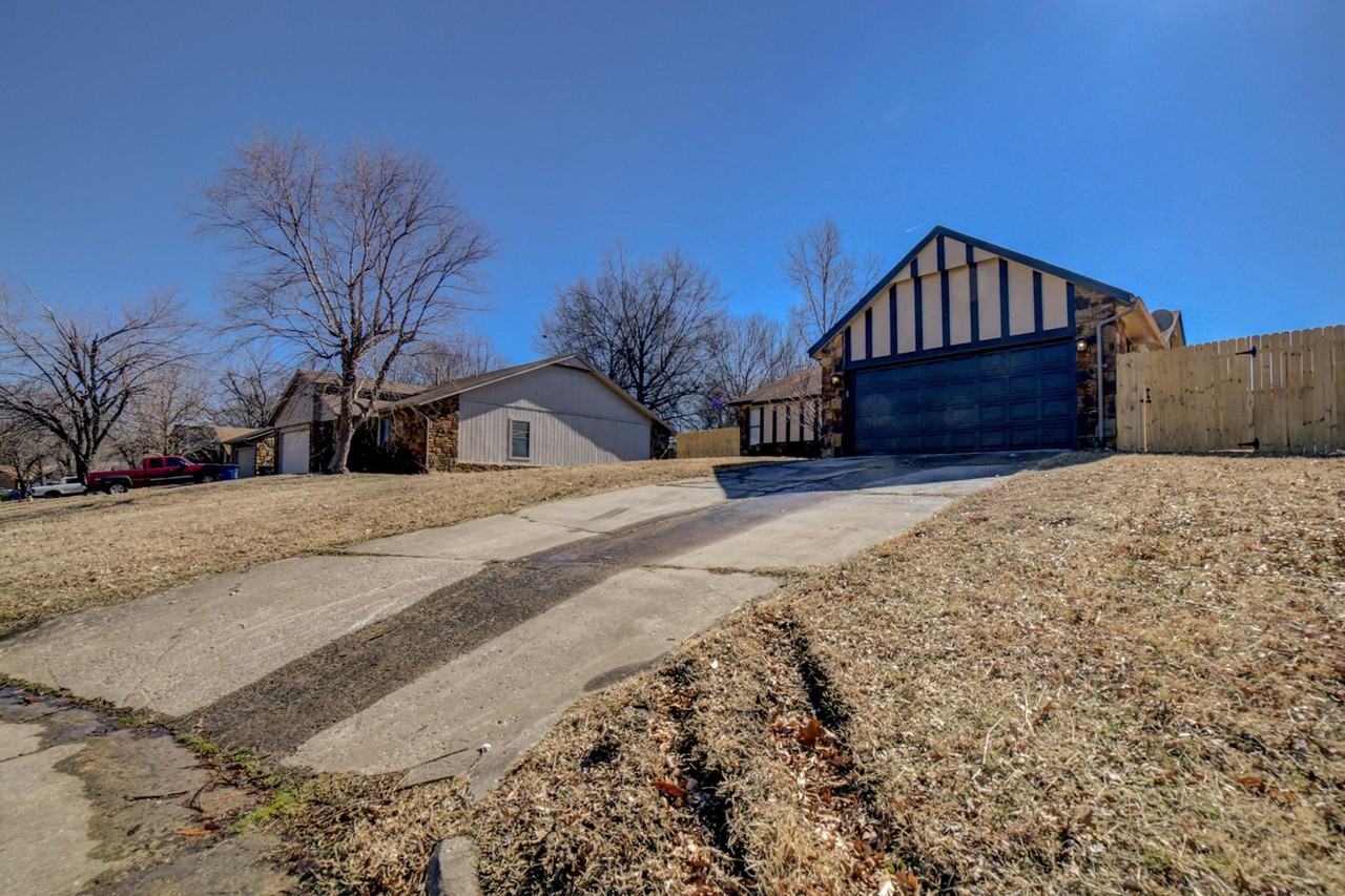 8904 E 92nd Ct - Photo 2 of 27