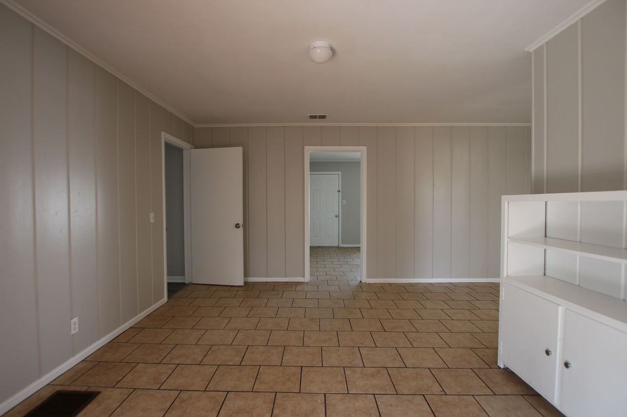 1712 Redbud Ave - Photo 7 of 21