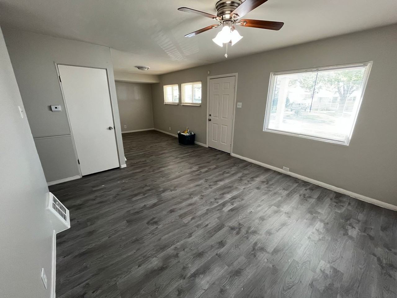 137 Perthshire Rd - Photo 4 of 16