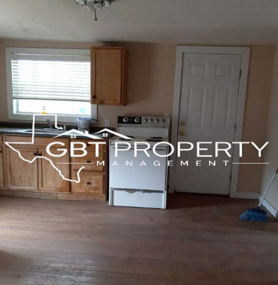 1202 Runnels St - Photo 2 of 4