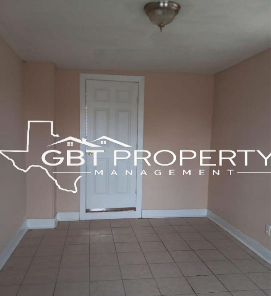1202 Runnels St - Photo 3 of 4