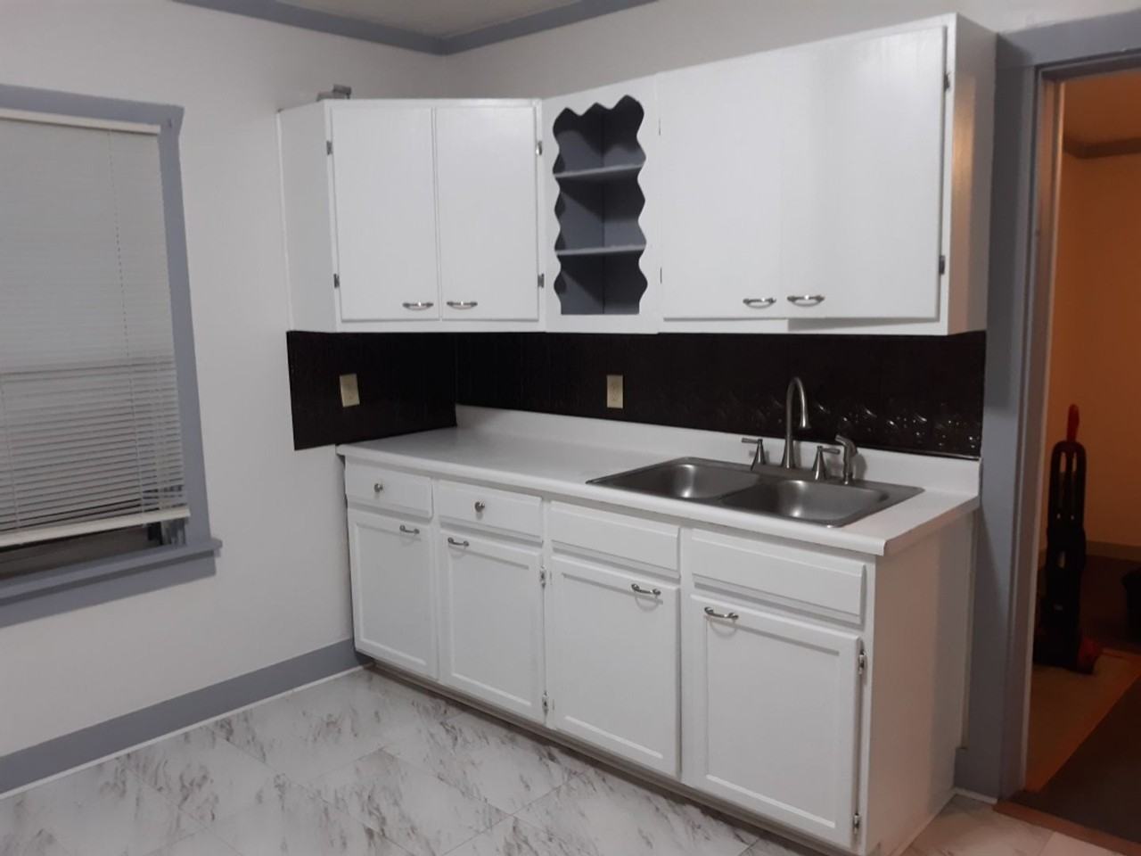 917 Laurel St - Photo 2 of 6