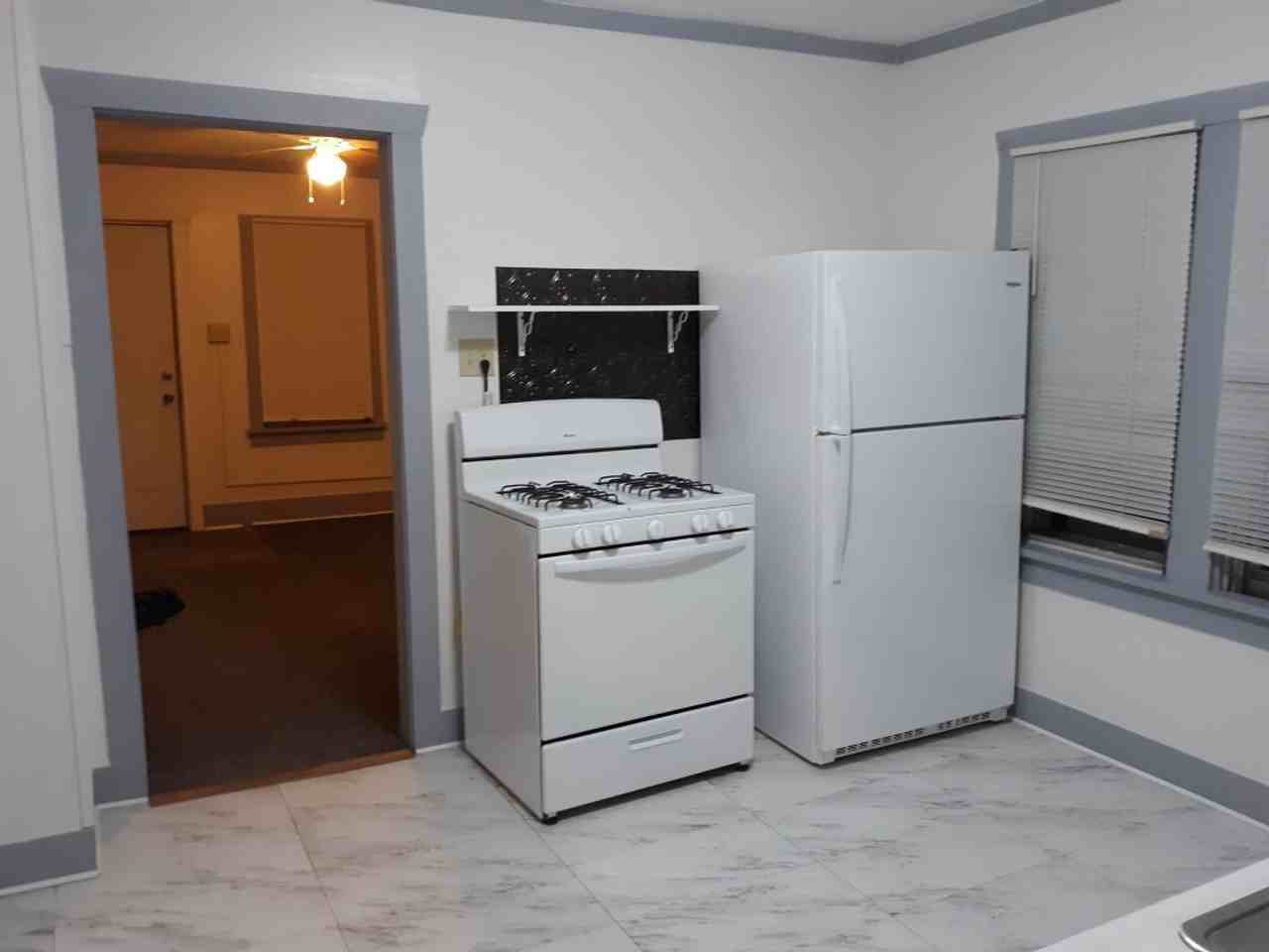 917 Laurel St - Photo 3 of 6