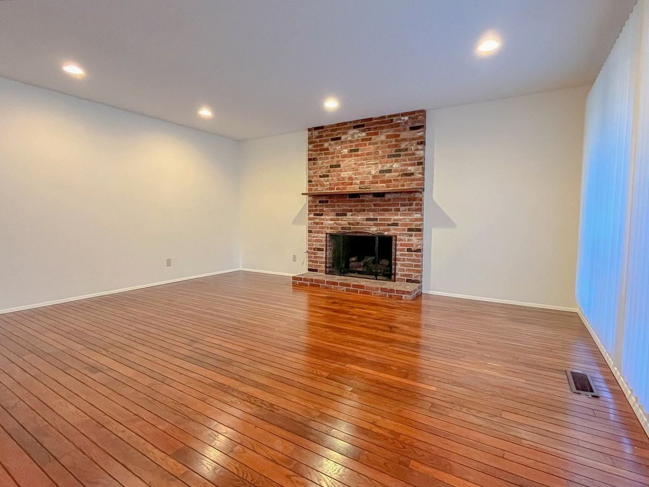 18107 Ne 22nd St - Photo 3 of 27