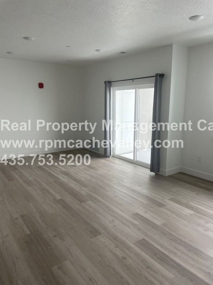 115 E 550 N - Photo 3 of 19