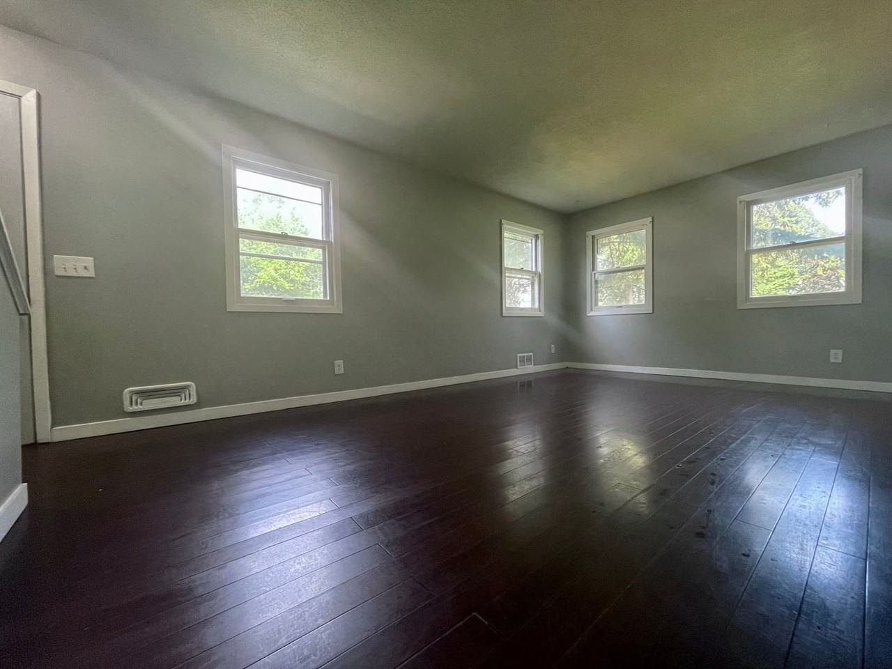 247 Winifred St E - Photo 2 of 16