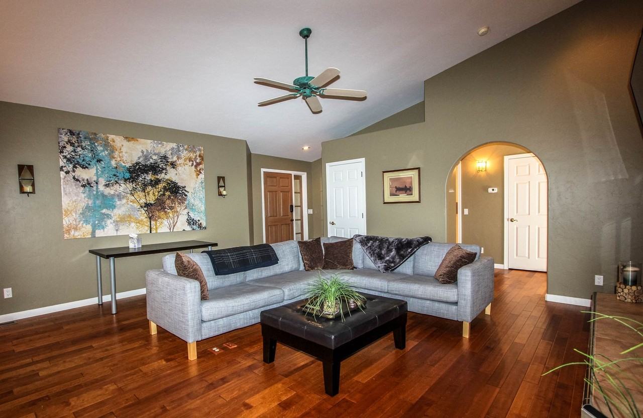 1405 E Valley View Rd - Photo 3 of 14