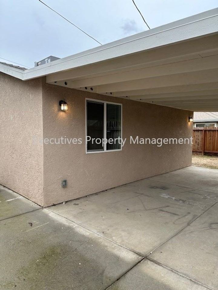 1204 Kings Ave - Photo 2 of 7