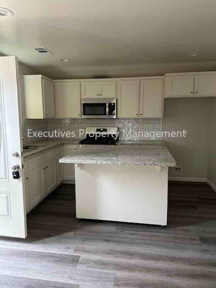 1204 Kings Ave - Photo 3 of 7
