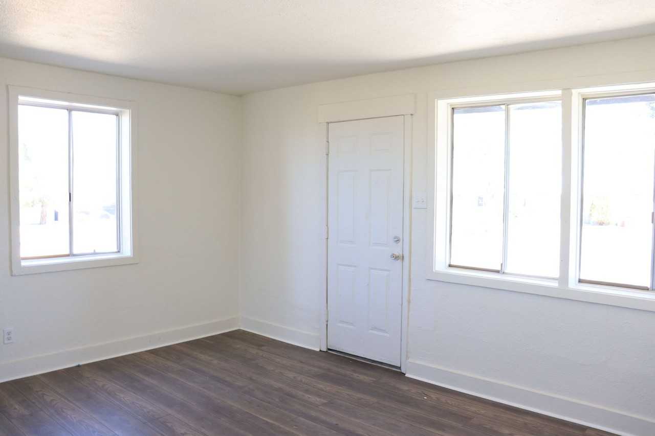 548 Graham Dr - Photo 4 of 17