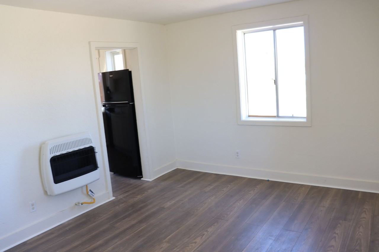 548 Graham Dr - Photo 5 of 17