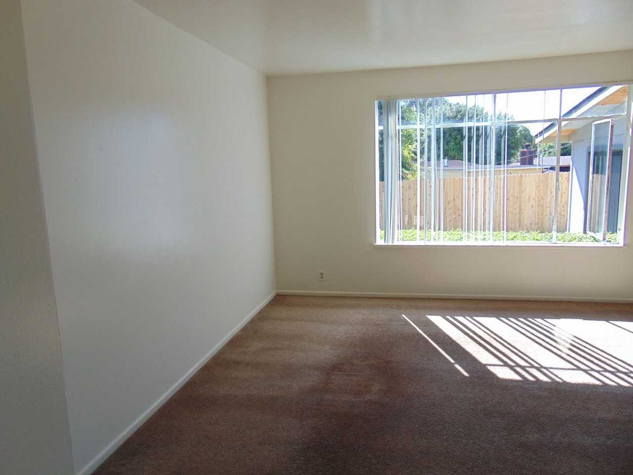 281 Donna Way - Photo 3 of 9