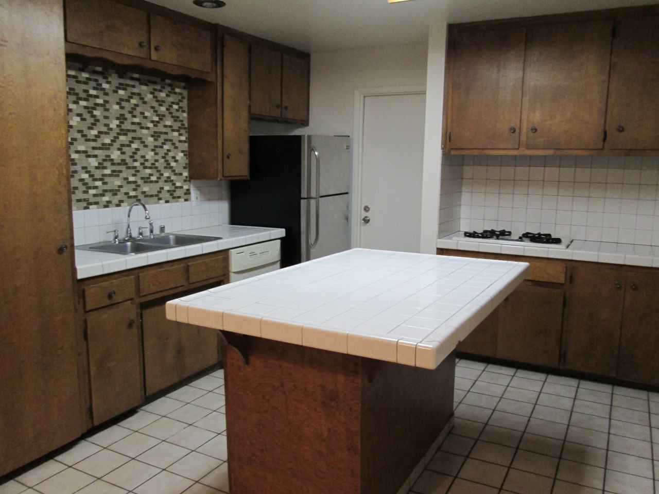 1377 Woodside Dr - Photo 4 of 11