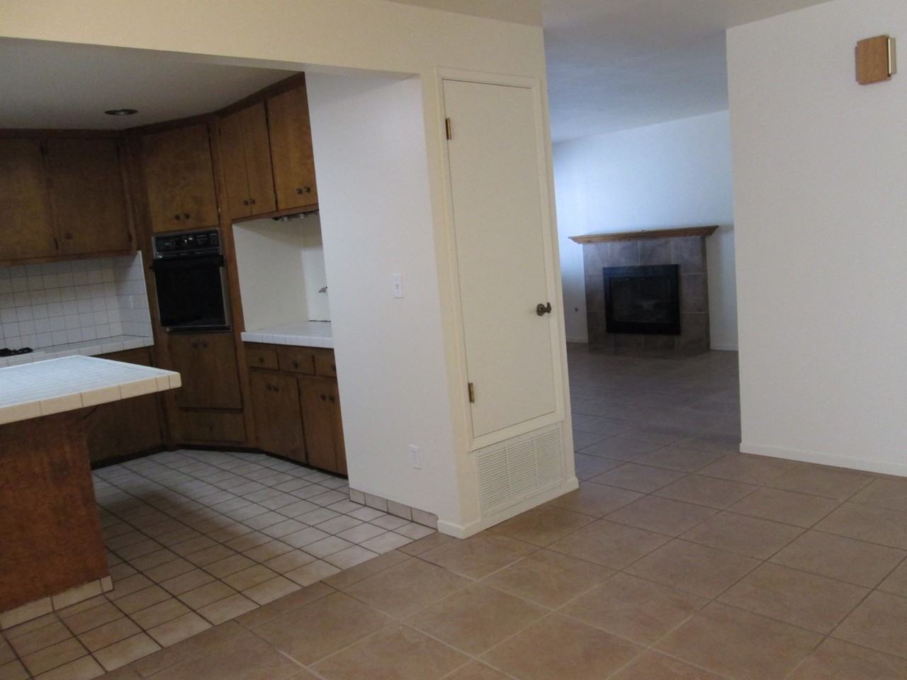 1377 Woodside Dr - Photo 5 of 11