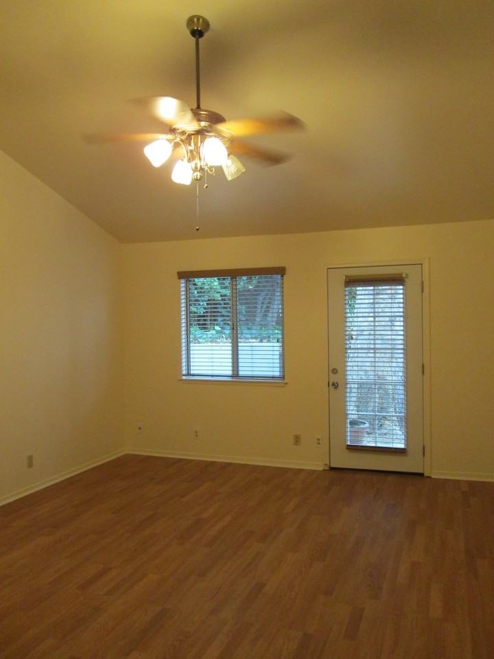 1377 Woodside Dr - Photo 7 of 11