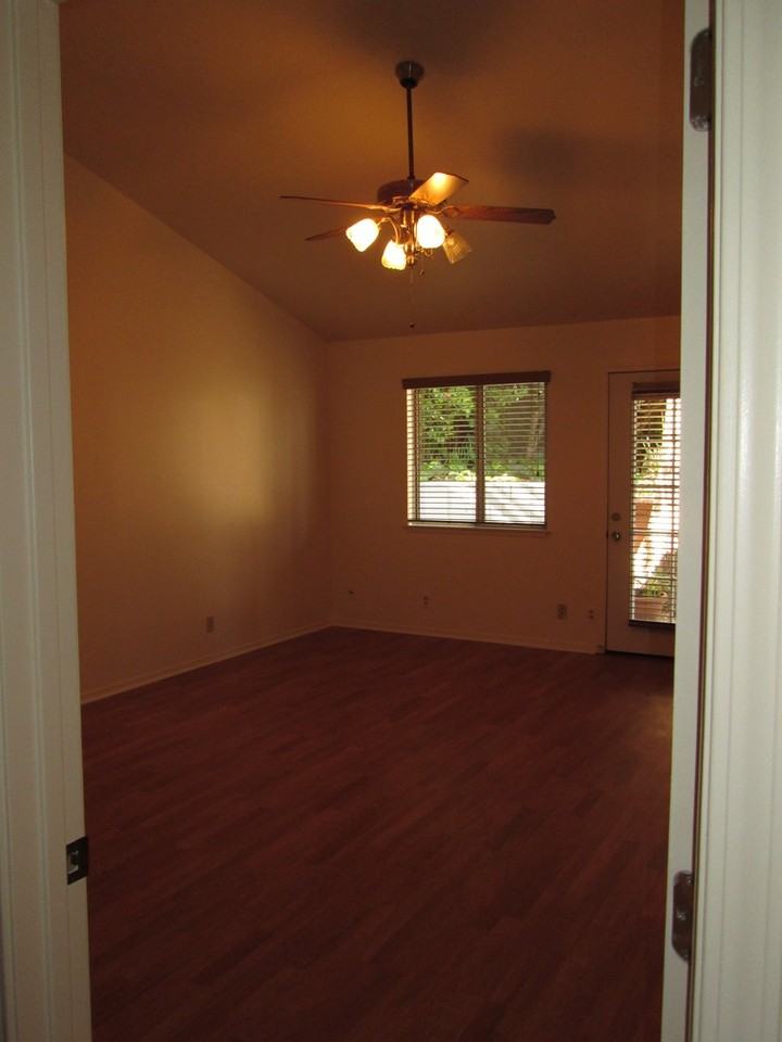 1377 Woodside Dr - Photo 6 of 11