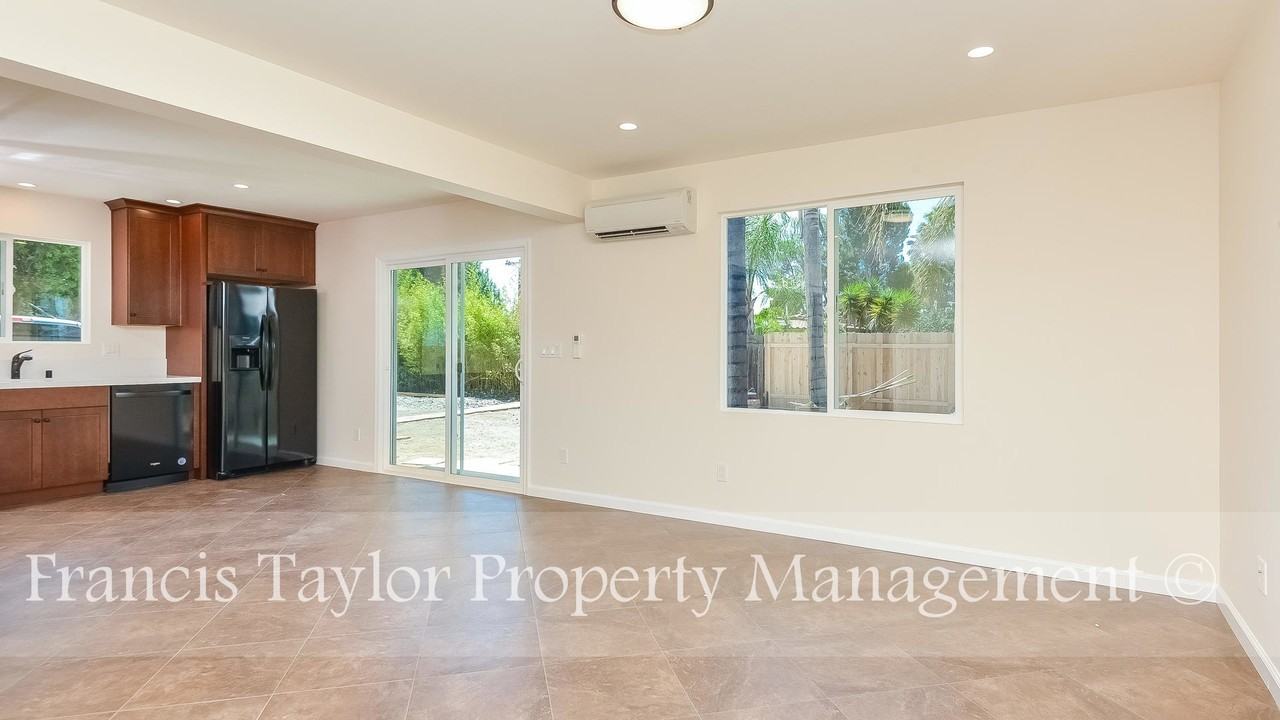 2559 Haas St - Photo 3 of 21