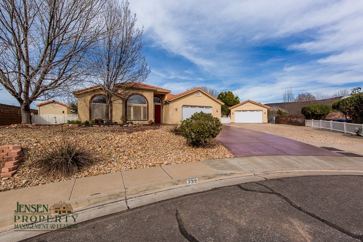 332 S Parkside Cir - Photo 3 of 50