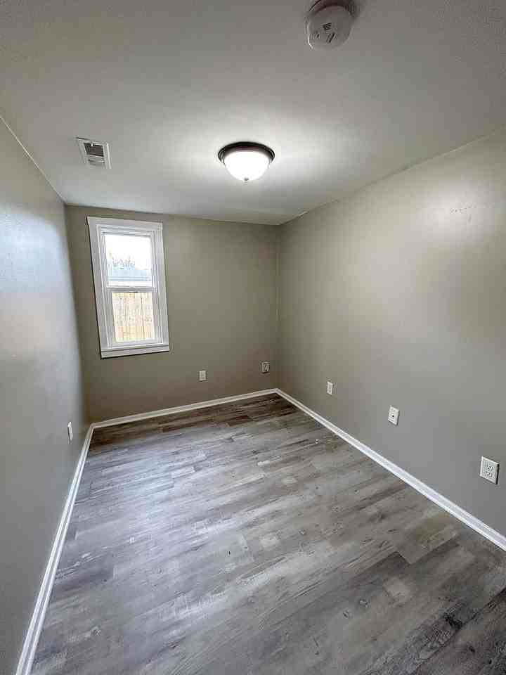 2403 Roosevelt Ave - Photo 7 of 12