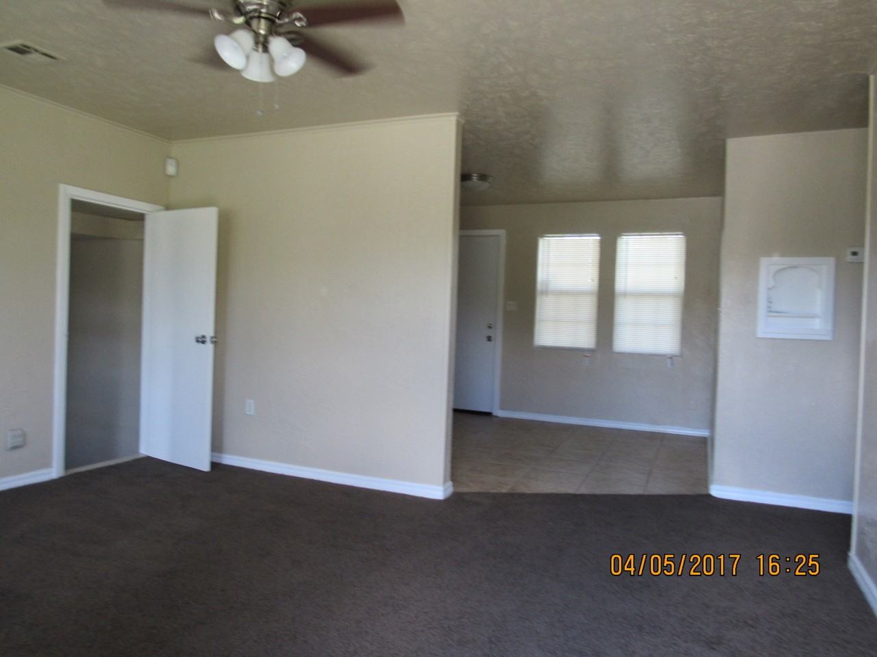 1437 Nw Hoover Ave - Photo 2 of 21