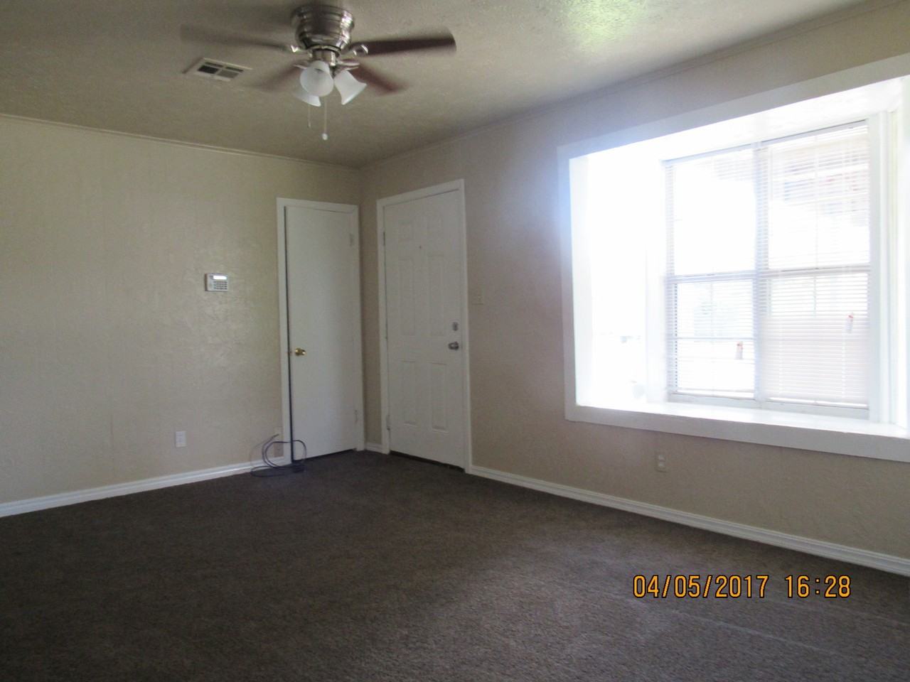 1437 Nw Hoover Ave - Photo 3 of 21