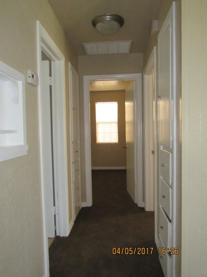 1437 Nw Hoover Ave - Photo 5 of 21