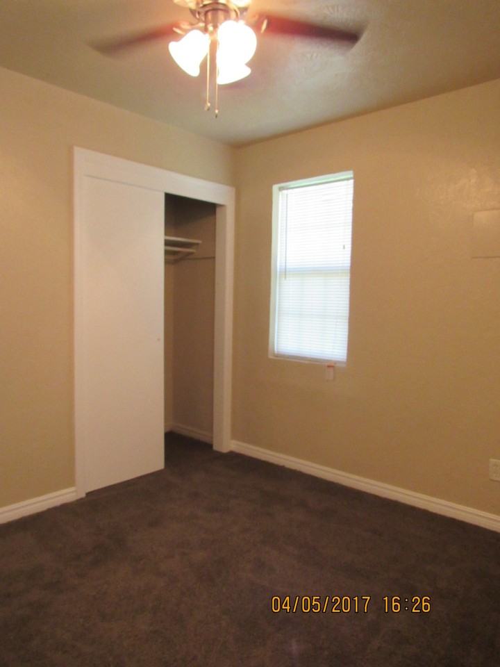 1437 Nw Hoover Ave - Photo 7 of 21