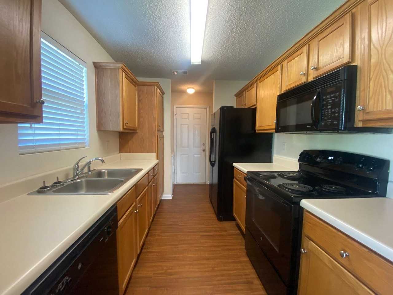 106 Bridgewater Cir - Photo 3 of 17