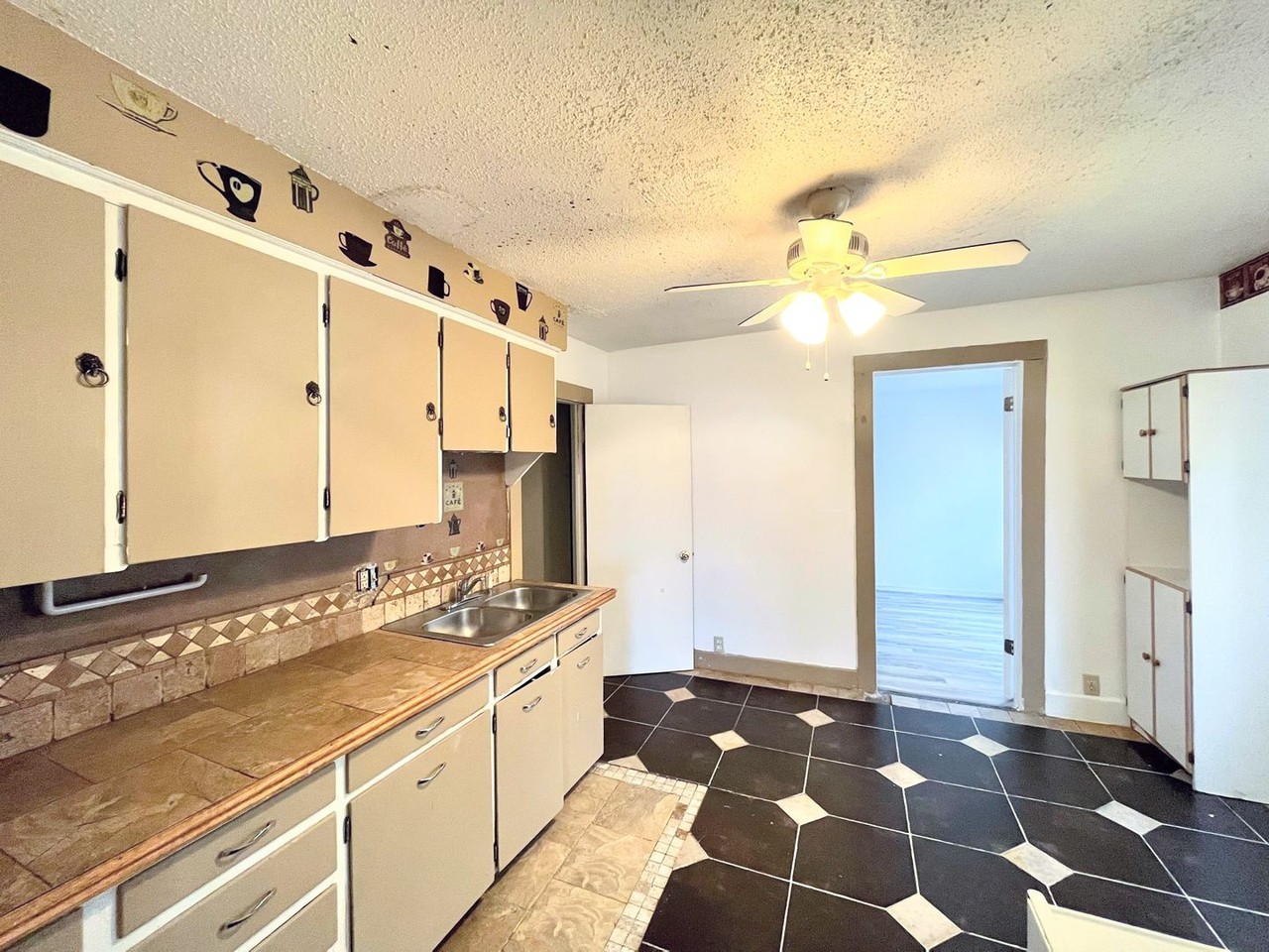 531 E Avenue B - Photo 6 of 11